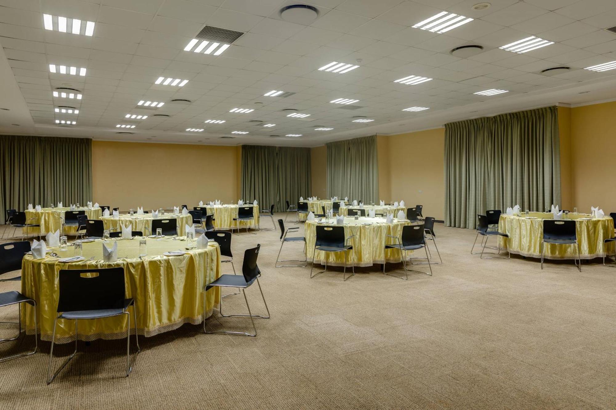 Protea Hotel By Marriott Benin City Select Emotan Экстерьер фото