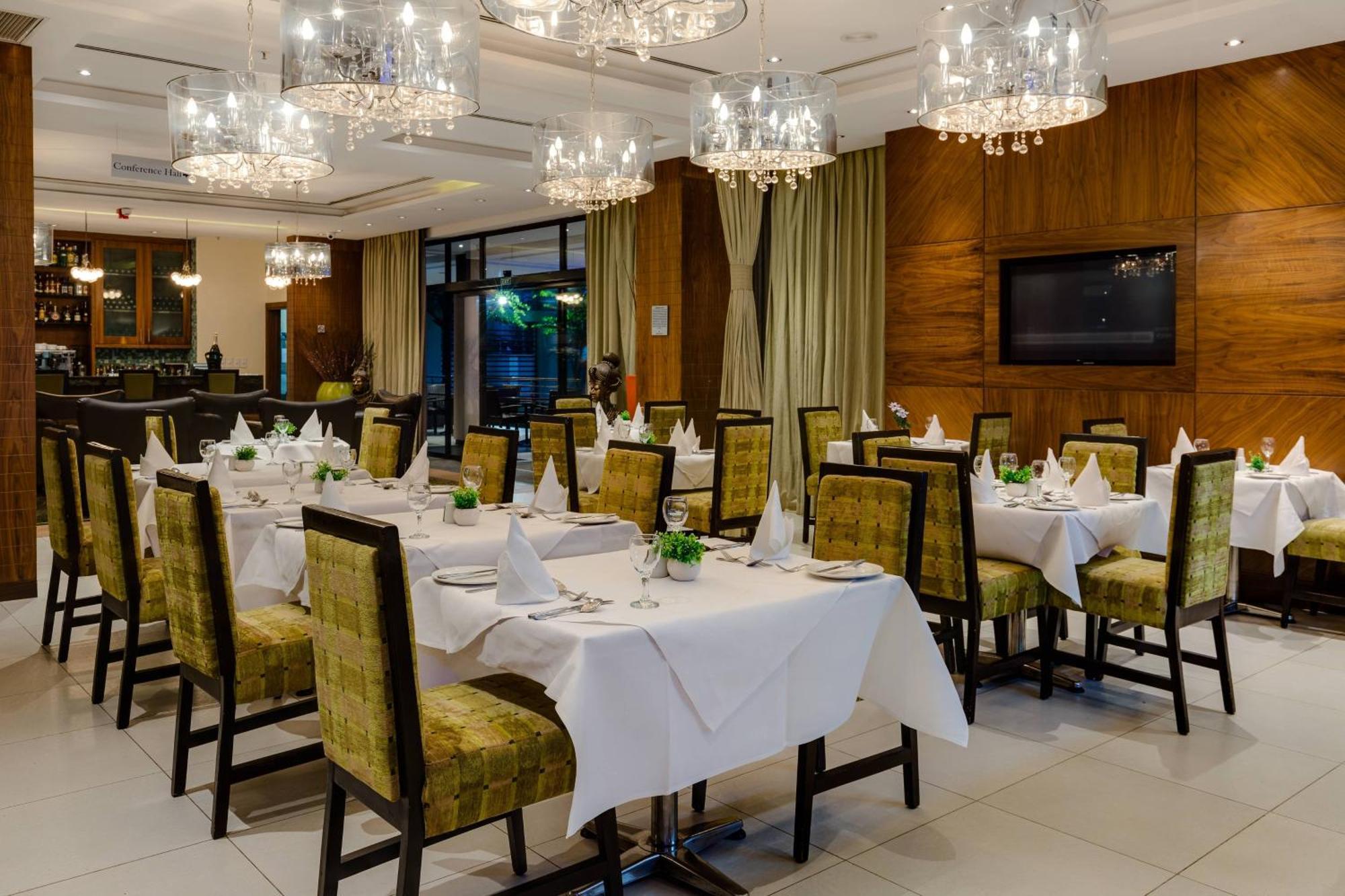 Protea Hotel By Marriott Benin City Select Emotan Экстерьер фото