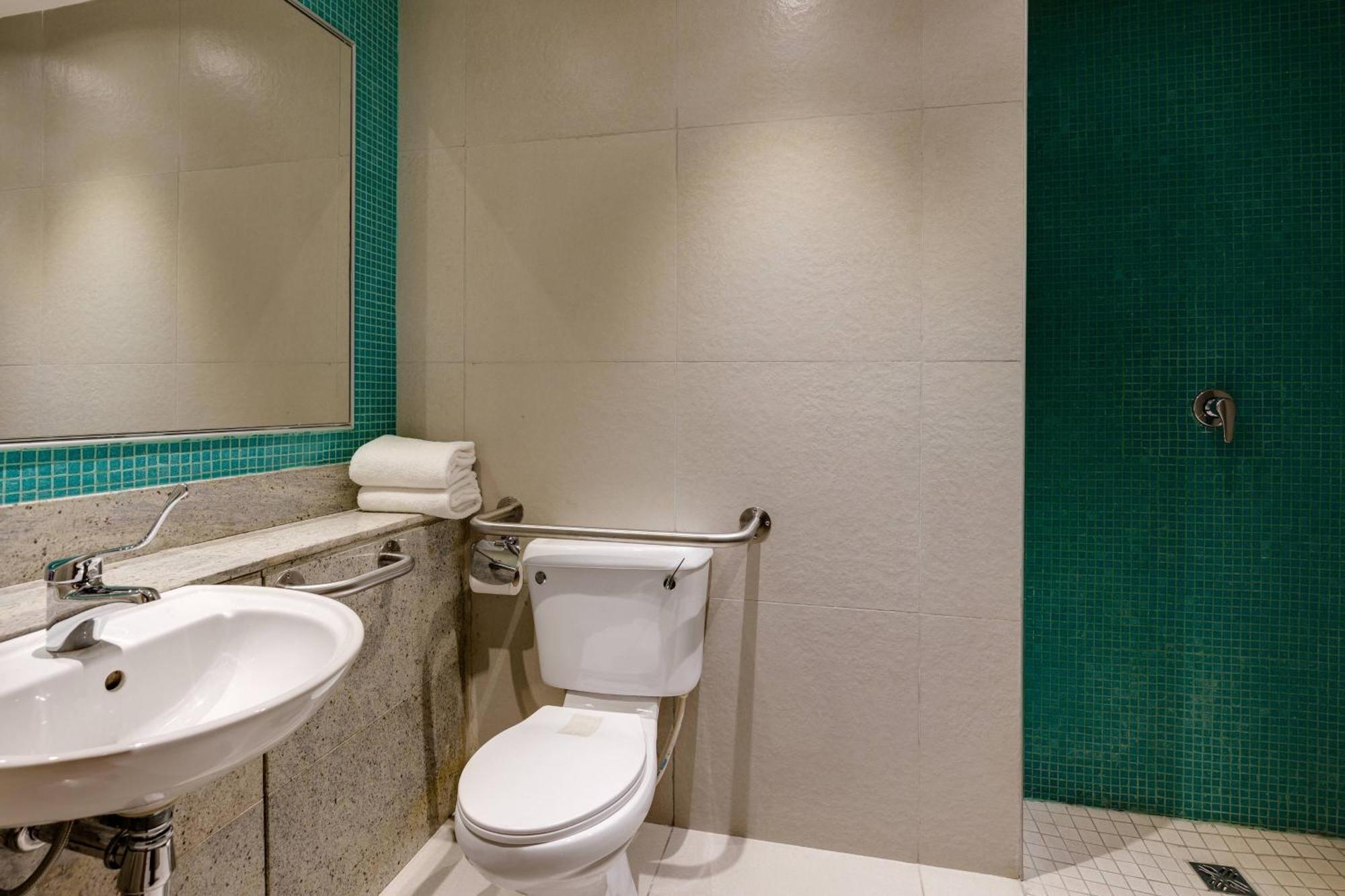 Protea Hotel By Marriott Benin City Select Emotan Экстерьер фото