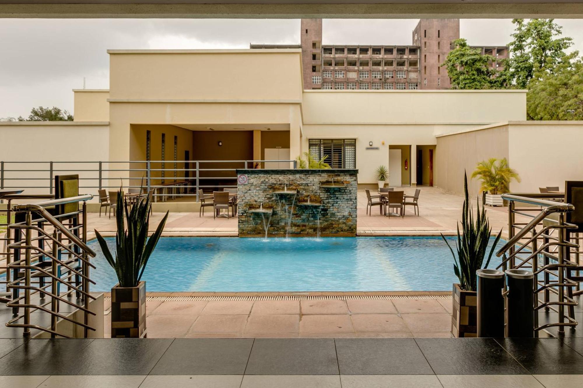 Protea Hotel By Marriott Benin City Select Emotan Экстерьер фото